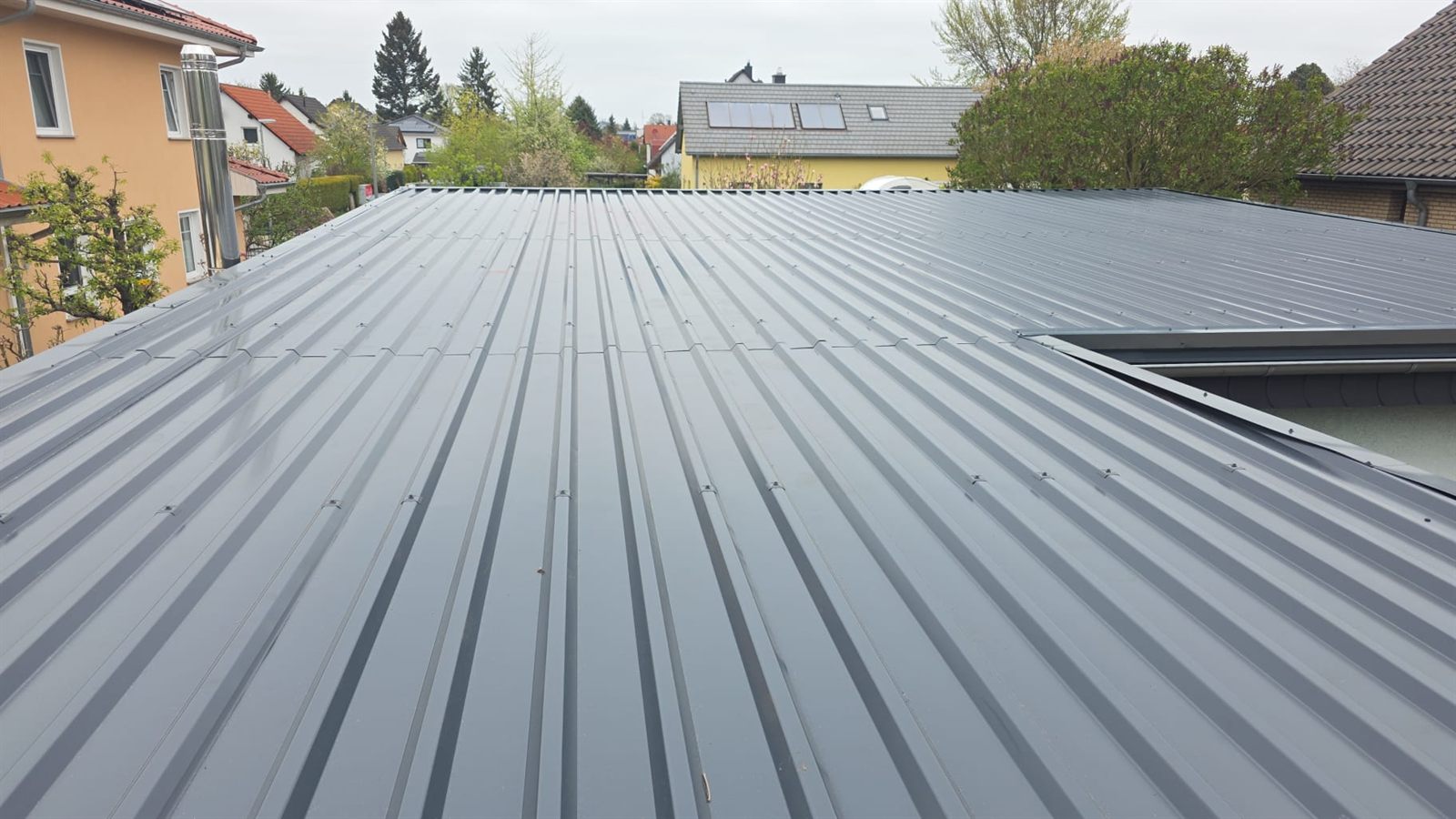 Blechdach als Projektbeispiel fuer Dachdeckerarbeiten in Bergkirchen